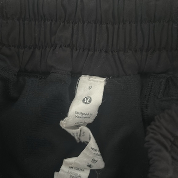 Black Lululemon hottie hot shorts size 0 - Picture 2 of 3
